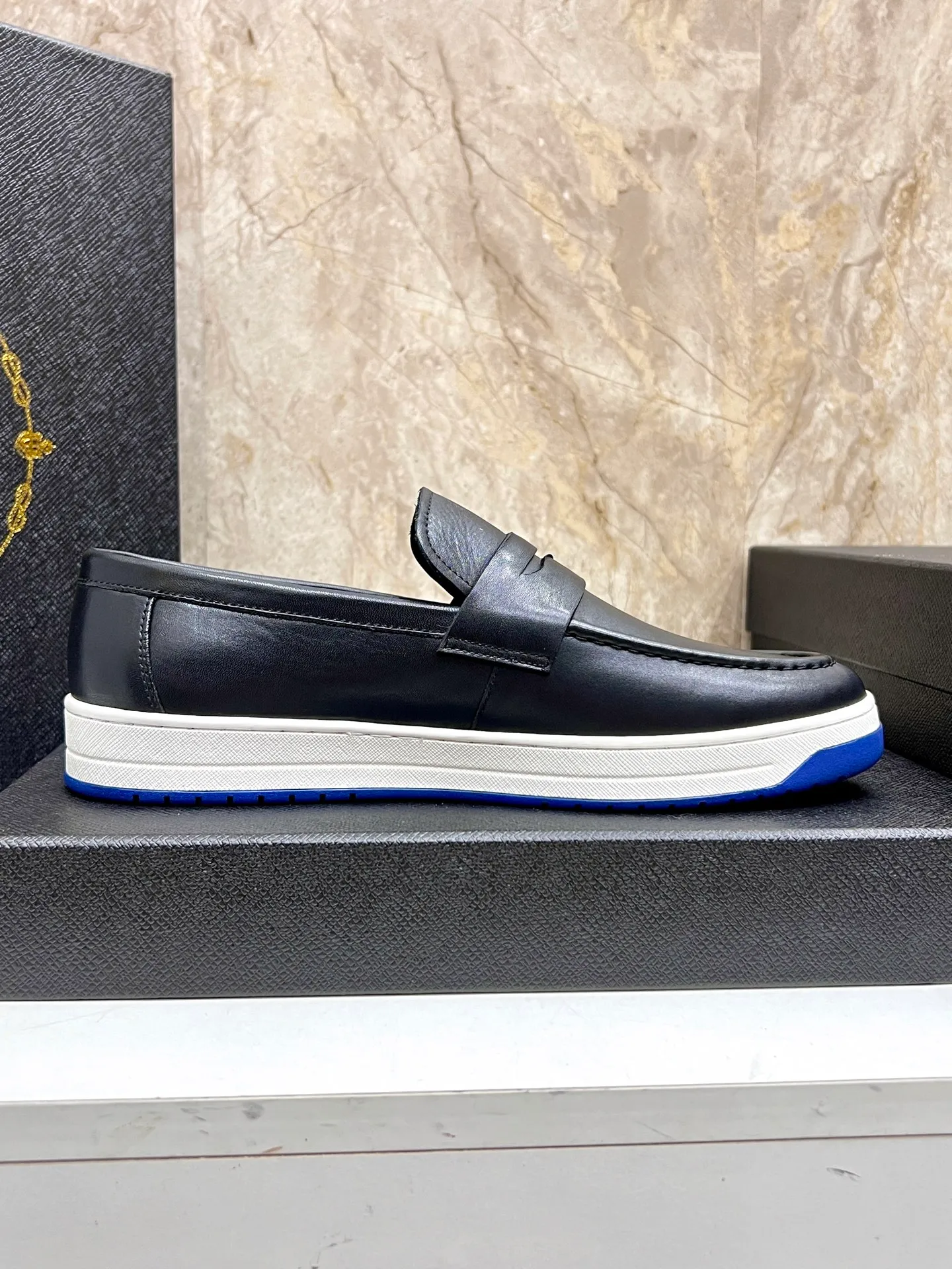 💰620 Prada classic men’s lace-up casual shoes｜Imported cowhide upper｜Layered stitching design on the upper Lightweight and breathable｜Soft and comfortable｜PRADA letters on the side｜Distinctive sporty style Showing the brand style｜Lightweight embossed rubber sole｜With cowhide foot pad lining｜Excellent foot feel Fashionable and elegant｜Size: 38-44 (customized at 45)